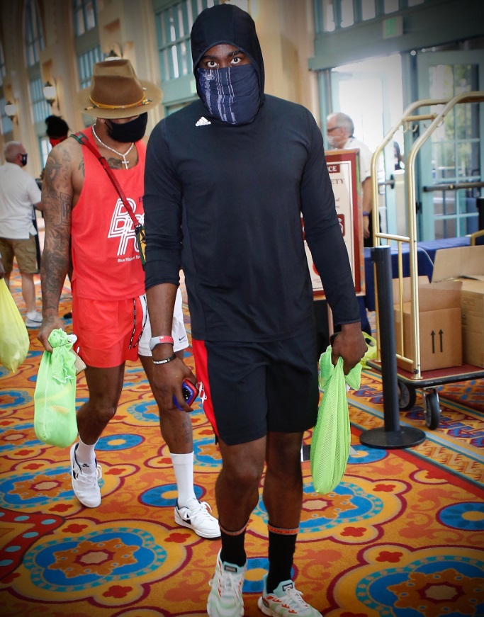 PHOTO James Harden Look Like He's Part Of A Mafia With Blue Lives Matter Mask Walking Streets Of Orlando