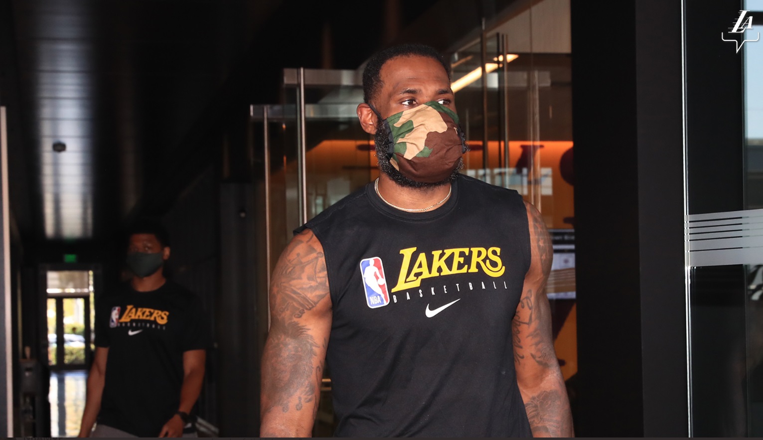 PHOTO Lebron Wearing Camo Face Mask Into Practice