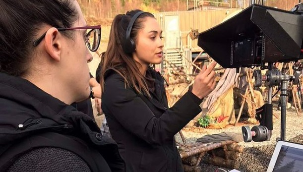 PHOTO Lindsey Looking Hot Directing Tonight’s Episode Of #The100