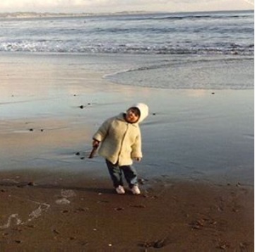 PHOTO Mina Kimes At The Beach When She Was A Little Kid