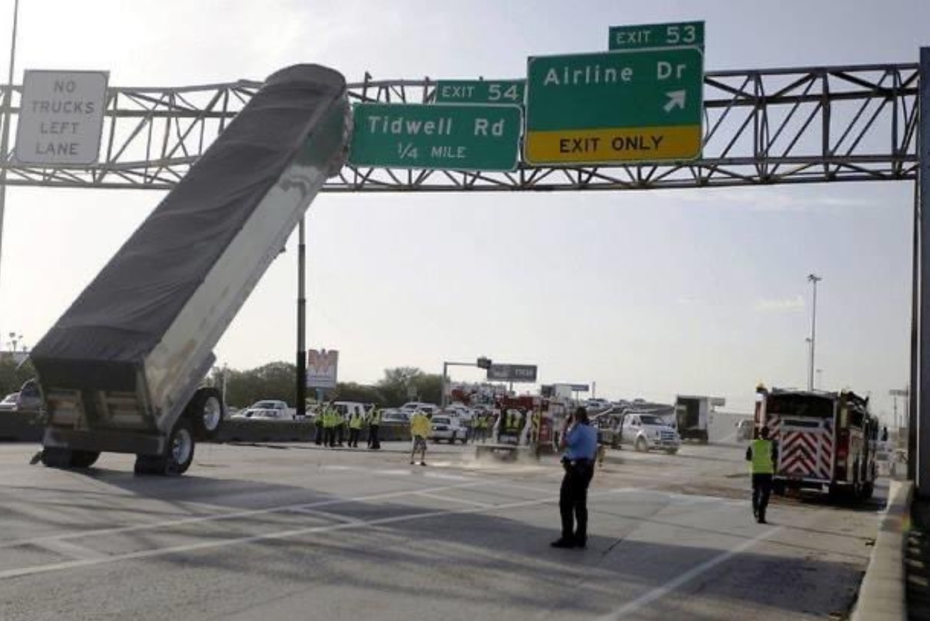 PHOTO Semi Truck Gets Stuck On Freeway Sign 15 Feet In The Air In Houston