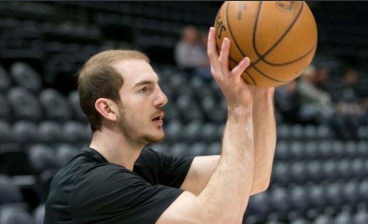 PHOTO The Way Alex Caruso Holds A Basketball Is Weird