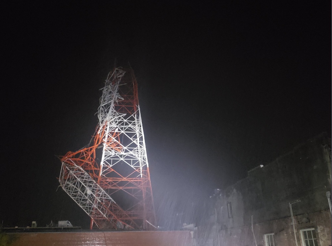 PHOTO All Communication Towers In Downtown Lake Charles Are Completely Collapsed