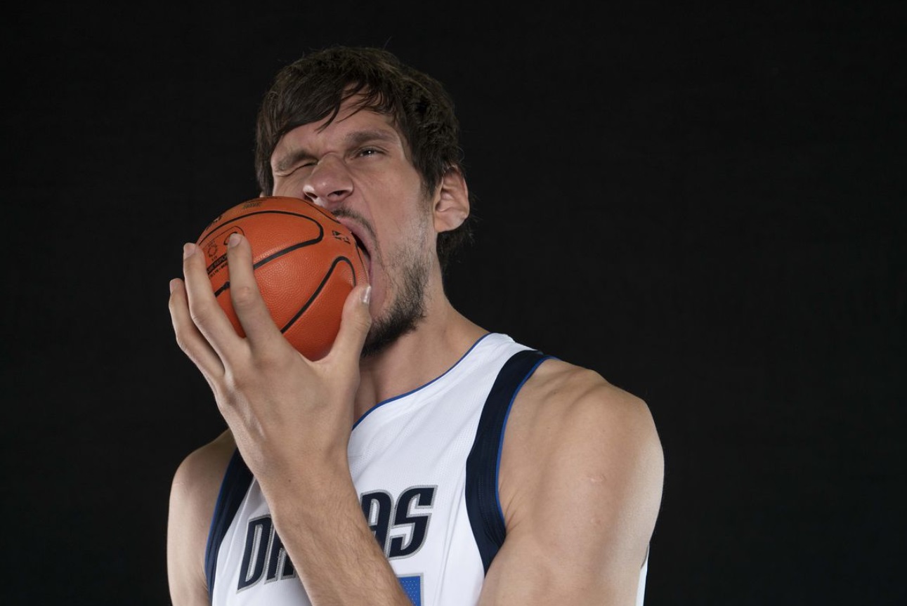 PHOTO Boban Marjanovic Pretending To Eat A Basketball