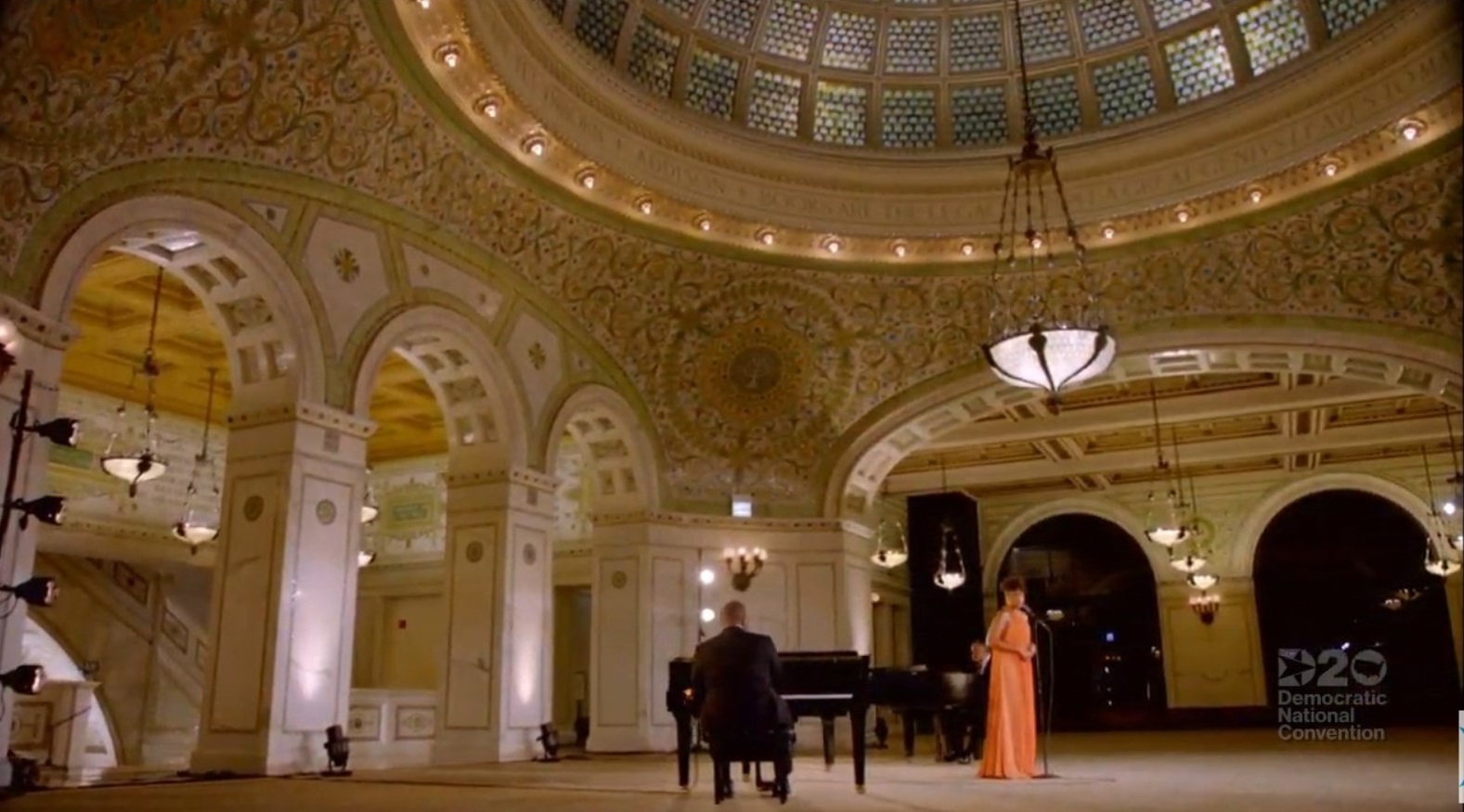 PHOTO Breathtaking Jennifer Hudson In Chicago Cultural Center Wearing Orange Dress