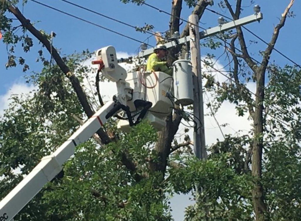 PHOTO Crews Working On Power Outage In Cedar Rapids Iowa From Storm