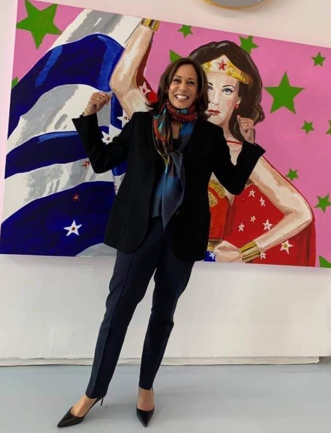 PHOTO Kamala Harris Standing In Front Of Painting Of Herself