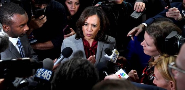 PHOTO Kamala Harris Surrounded By Microphones With Nowhere To Go