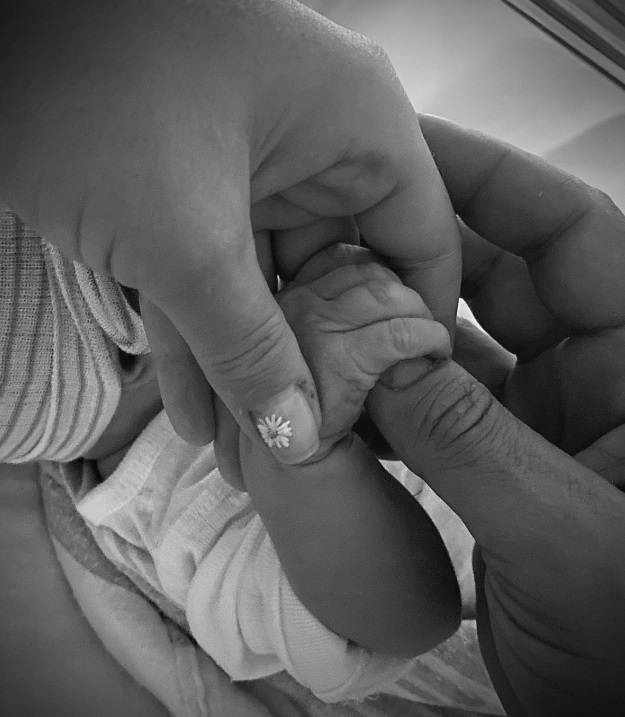 PHOTO Katy Perry's Baby Has Very Tiny Hands