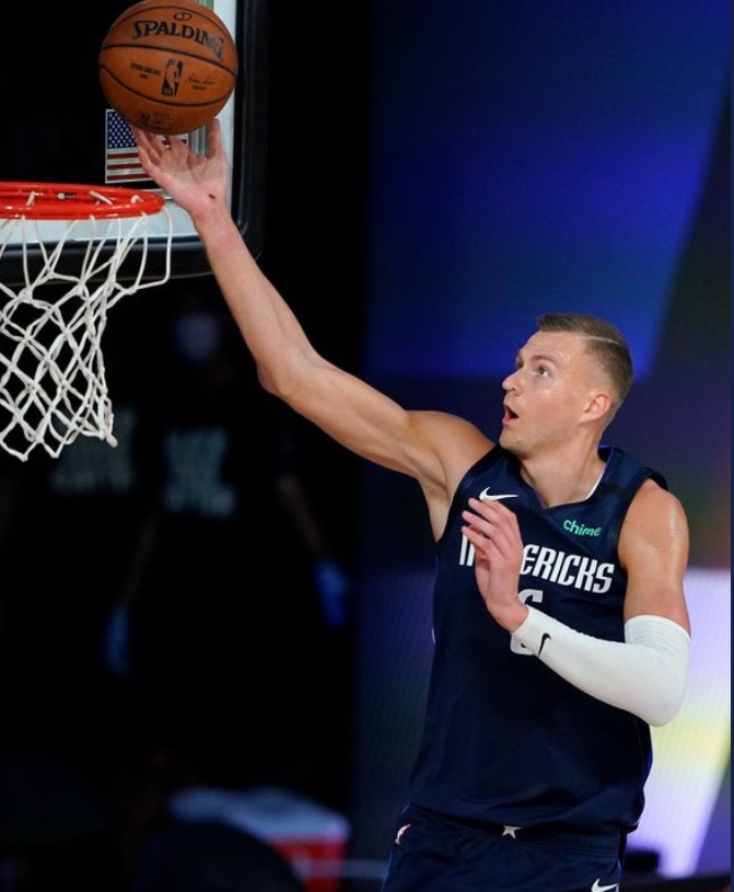 PHOTO Kristaps Porzingis' Arm Halfway Over The Rim