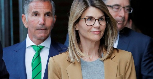 PHOTO Lori Loughlin Smiling As She Leaves The Court Room After Sentencing