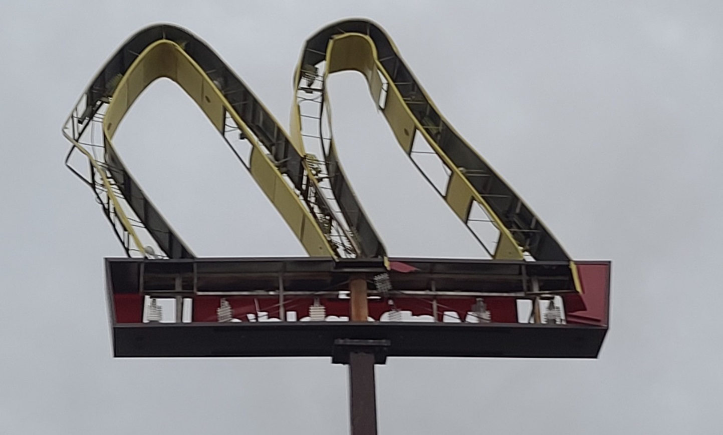 PHOTO McDonald's Sign In Sulphur Louisiana Bent Beyond Recognition