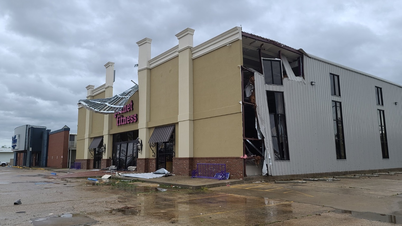 PHOTO Planet Fitness Still Standing In Sulphur Louisiana After Storm Comes Through