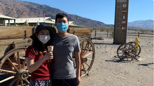 PHOTO Woman's Ice Cream Evaporating In 120 Degree Heat In Death Valley