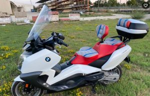 PHOTO BMW C650GT With Red And Blue Seat