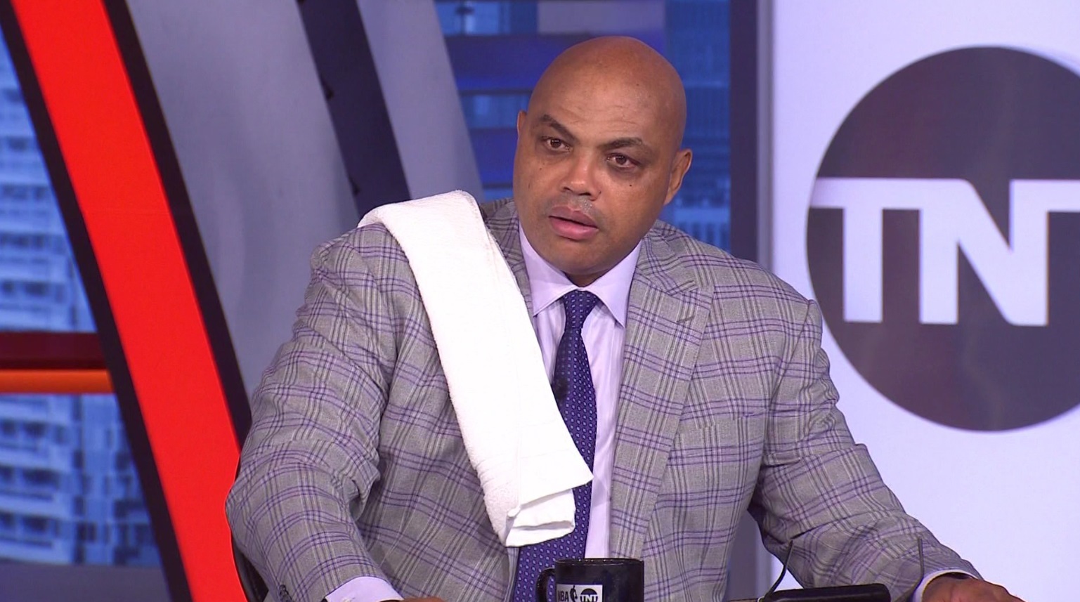 PHOTO Charles Barkley With Towel Over His Shoulder On TNT