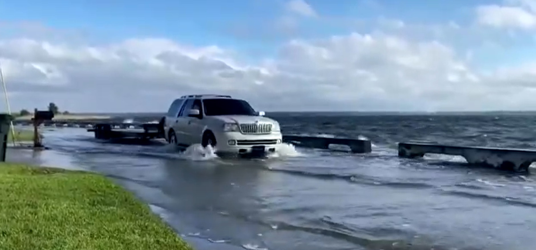 PHOTO Dude Driving SUV With Trailer Attached Through Water Up To His Tires In Gulfport MS Ahead Of Hurricane Sally