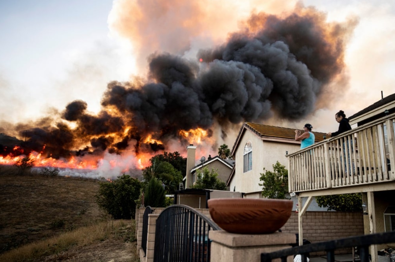 PHOTO Butterfield Ranch Homes Threatened By Blue Ridge Fire