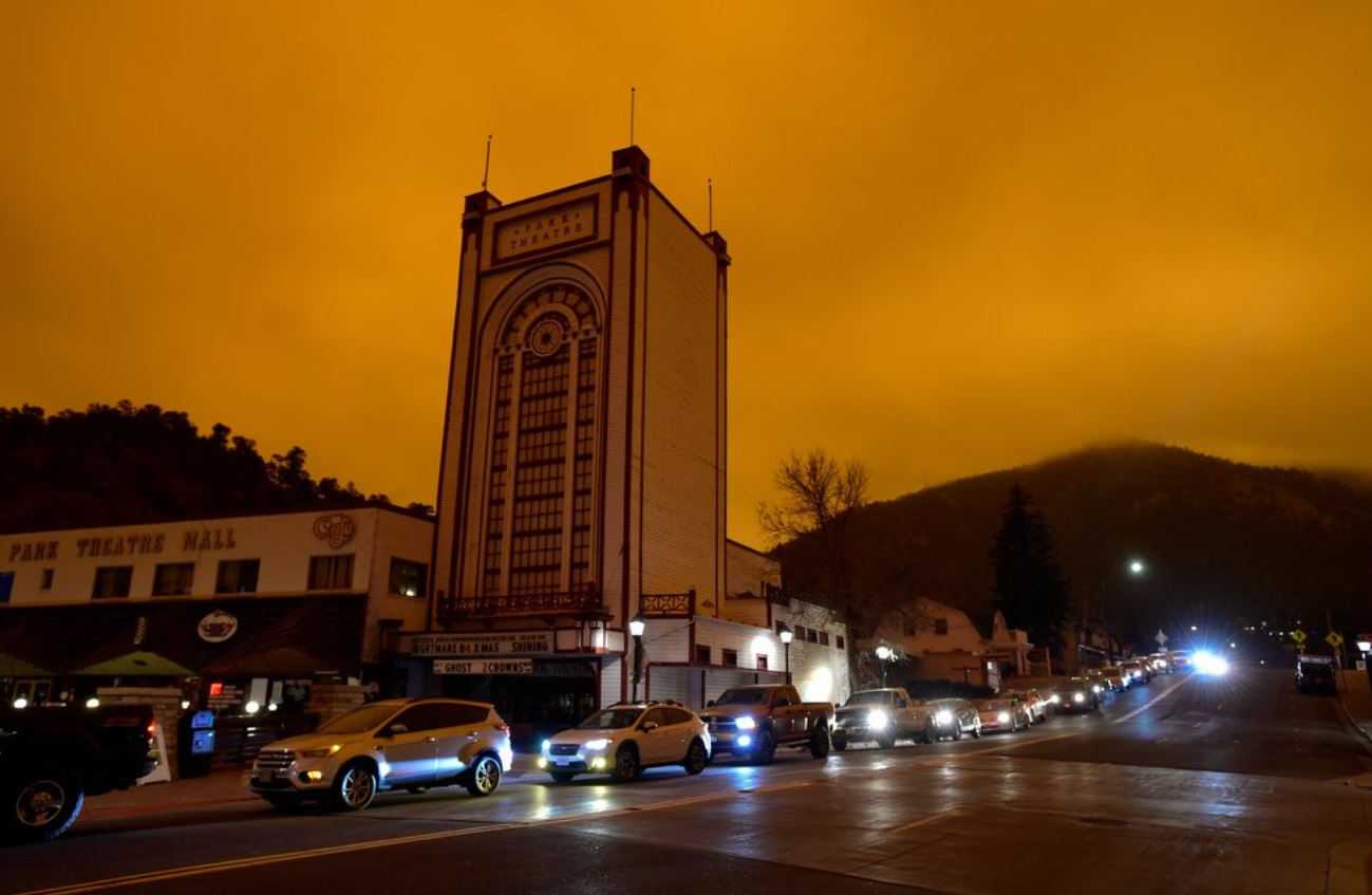 PHOTO Cars Lined Up Behind A Yellow Sky Evacuating Estes Park Colorado