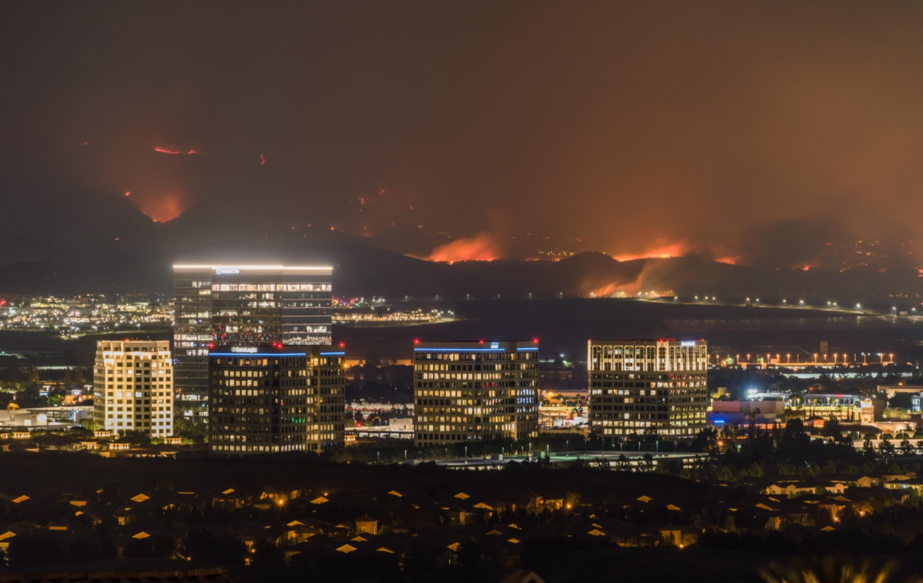 PHOTO Cool View Of Irvine Spectrum Area Skyline During Silverado Fire