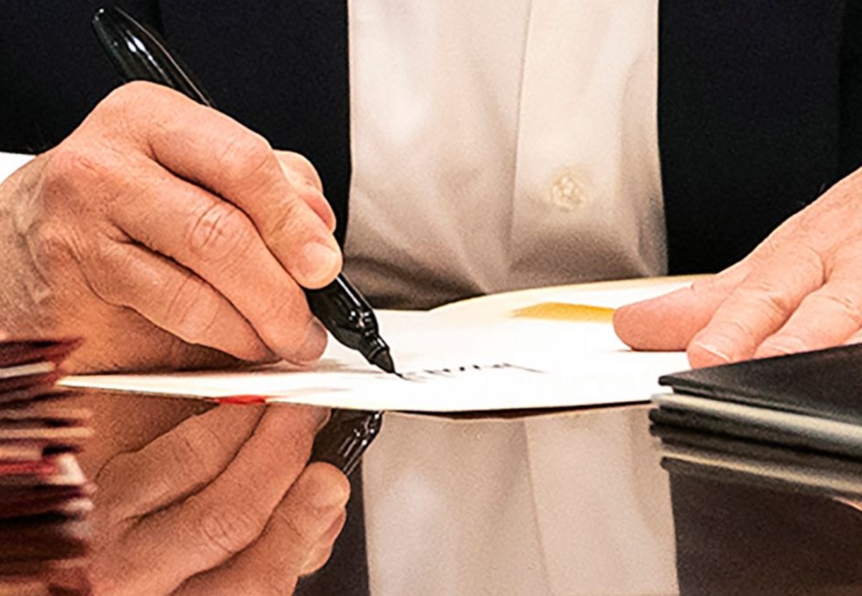 PHOTO Donald Trump Signing His Name In Sharpie