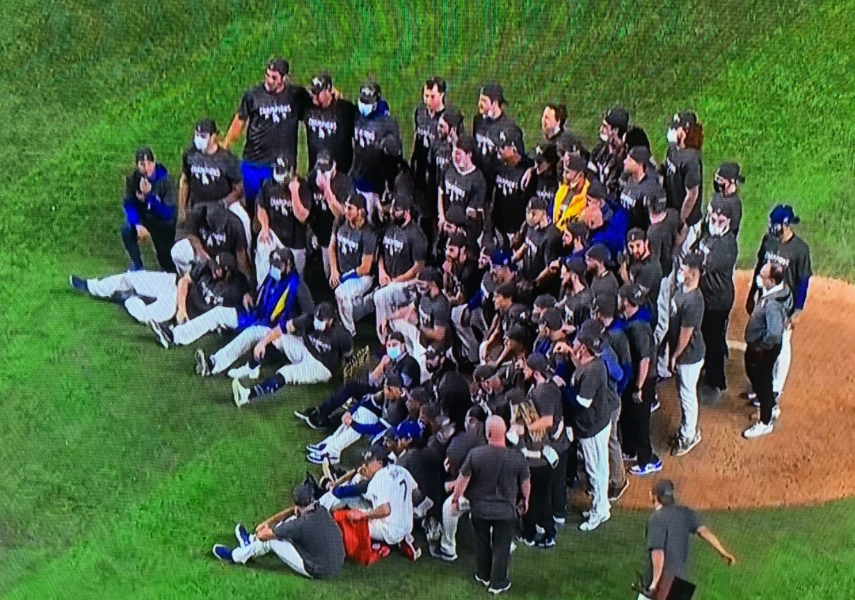 PHOTO Justin Turner Taking Team Photo With Entire Team On Field After Testing Positive For COVID-19