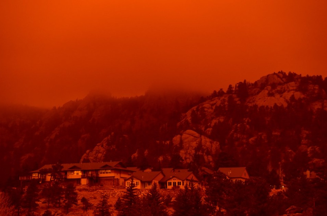 PHOTO Large House In The Hills Of Estes Park Colorado Barely Distingushable Due To Smoke And Fire Turning Sky Dark Orange