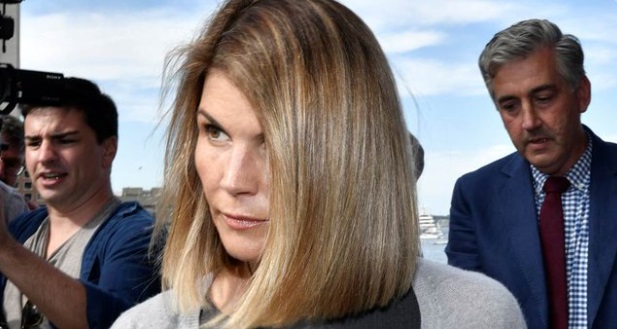 PHOTO Lori Loughlin Covering Her Eyes With Her Hair As She Enters Prison