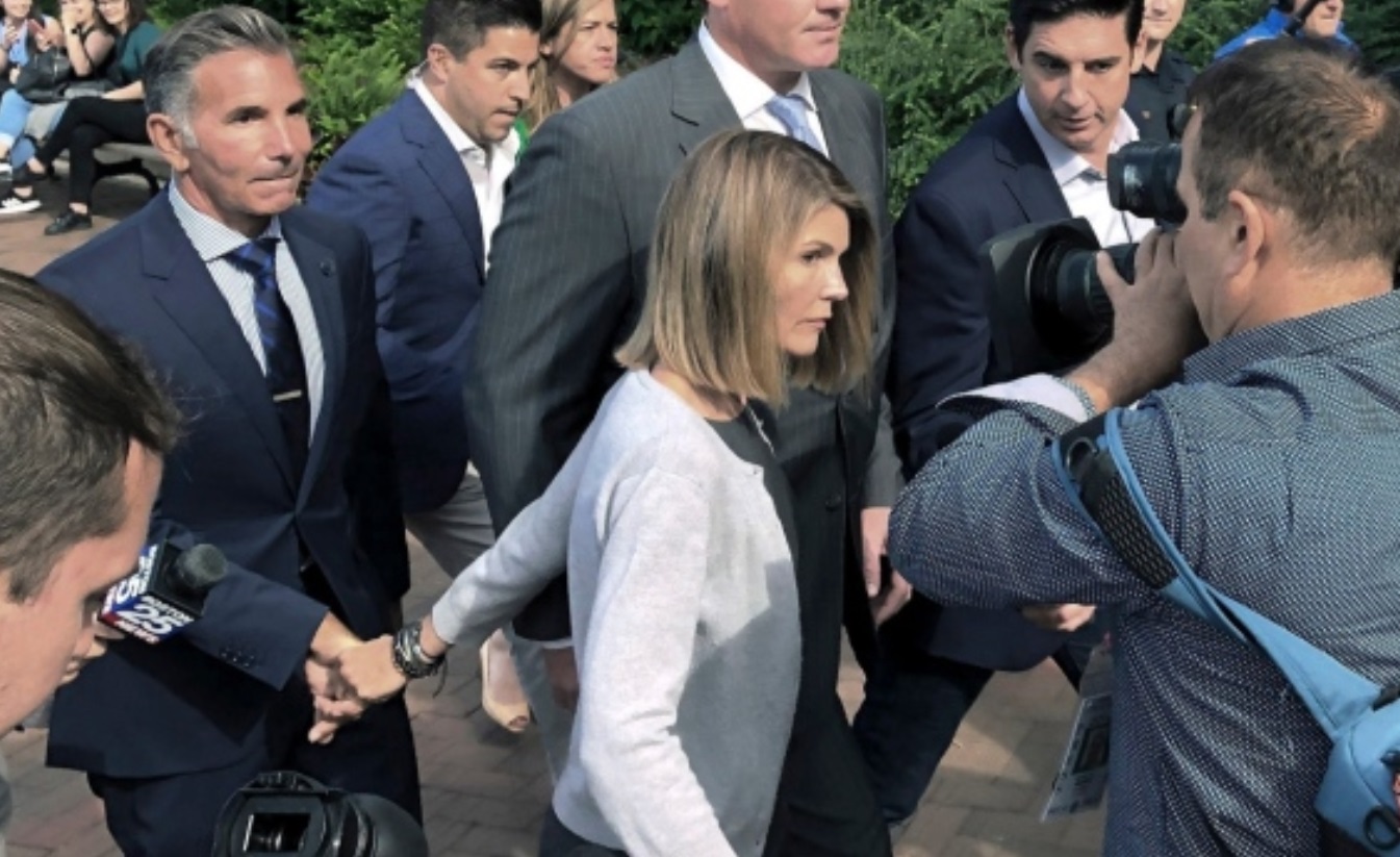 PHOTO Lori Loughlin Holding Her Husbands Hand As She Walks Into Prison