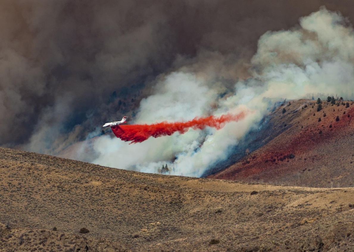 PHOTO Planes Dumping Fire Retardant On Fire In Hot Sulphur Springs Colorado