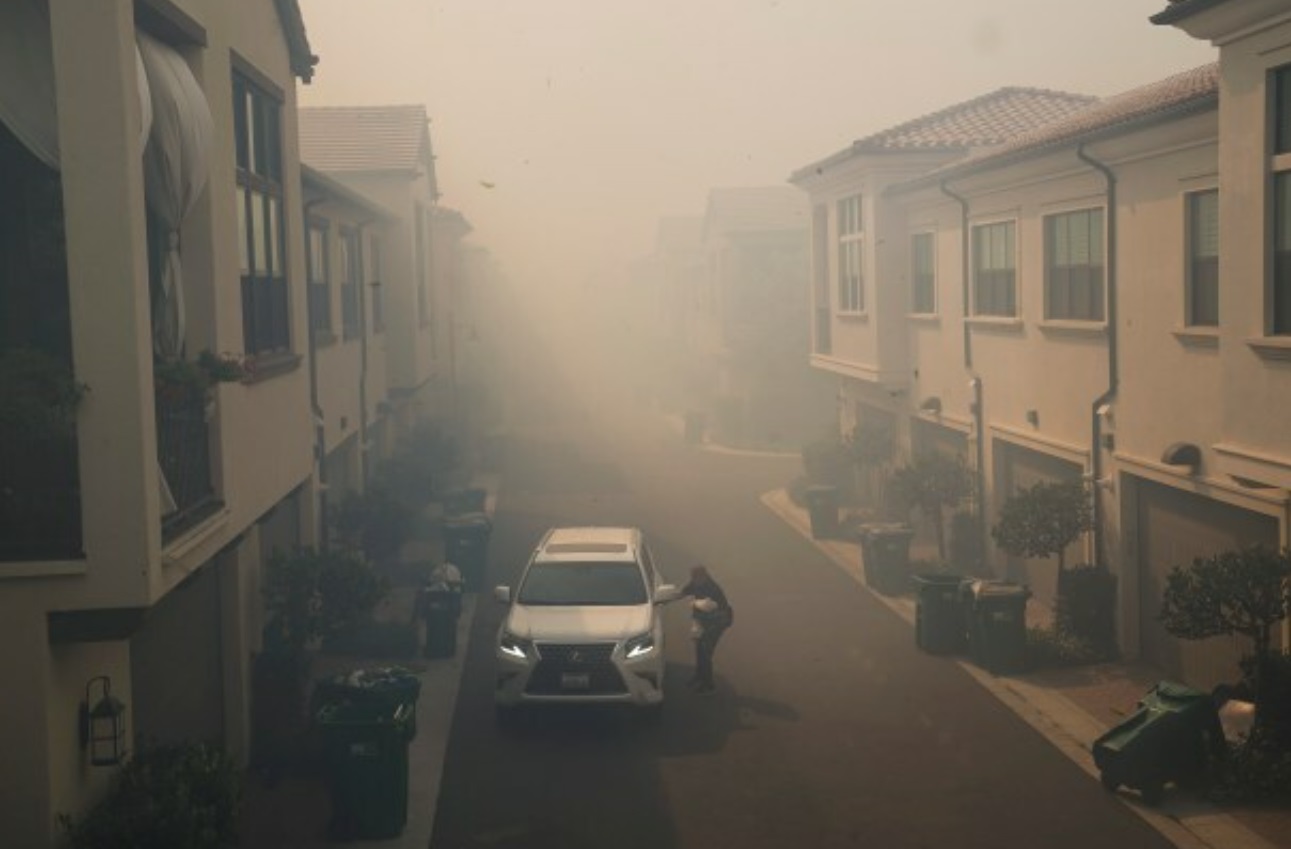 PHOTO Smoke In Orange County Neighborhood Due To Fires Makes The View Look Straight Out Of A Movie