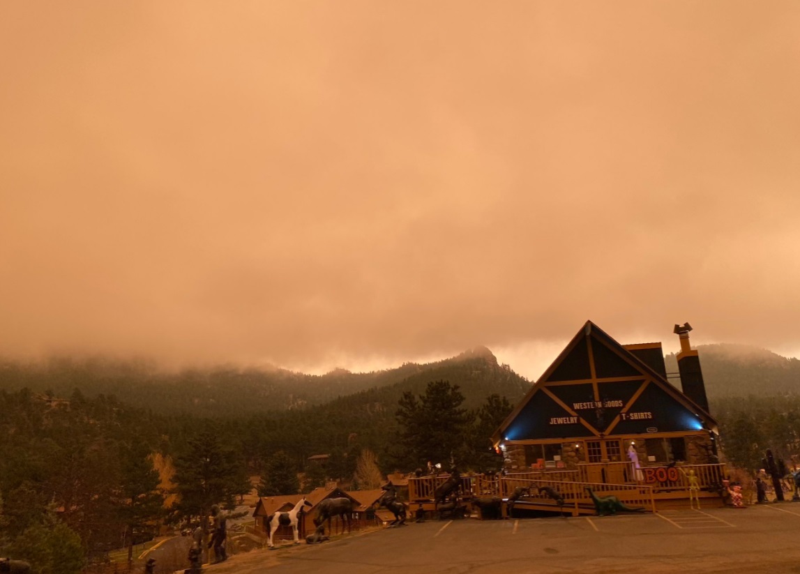 PHOTO Souvenir Shop That Will Be Burned Down In Estes Park Without Firefighters Containing The Fire