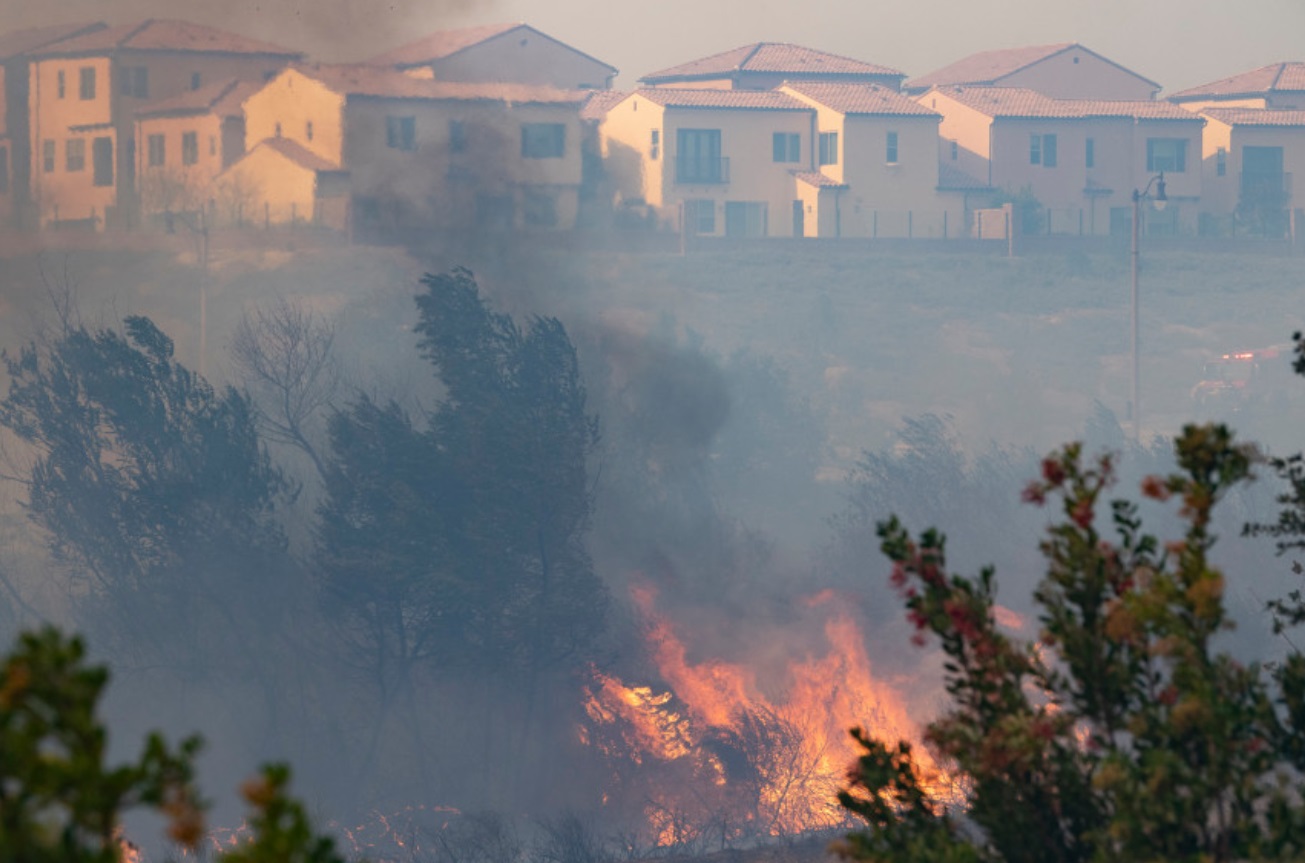 PHOTO Unreal Shot Of Flames Just Half A Football Field Away From Very Nice Irvine Homes