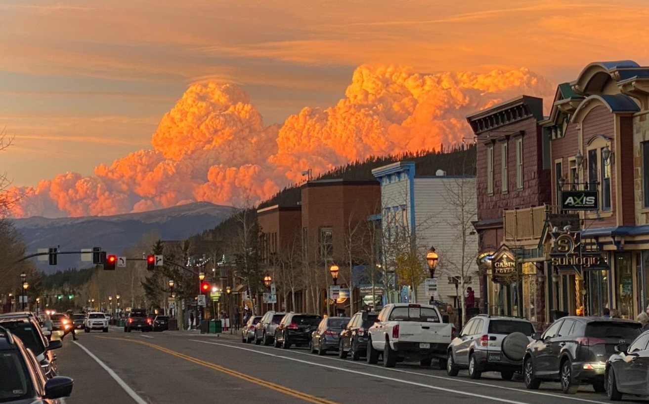 PHOTO What Downtown Estes Park Looked Like With Smoke Clouds Hoovering Over Before The Mandatory Evacuation Was Put Into Place