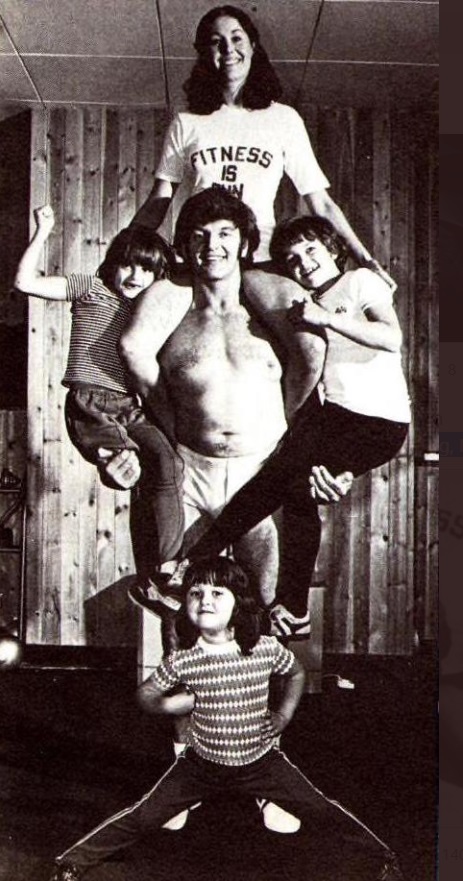 PHOTO David Prowse With Family In Starlog May 1978