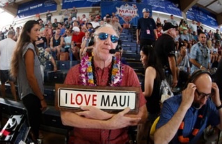 PHOTO Bill Walton Holding An I Love Maui Sign