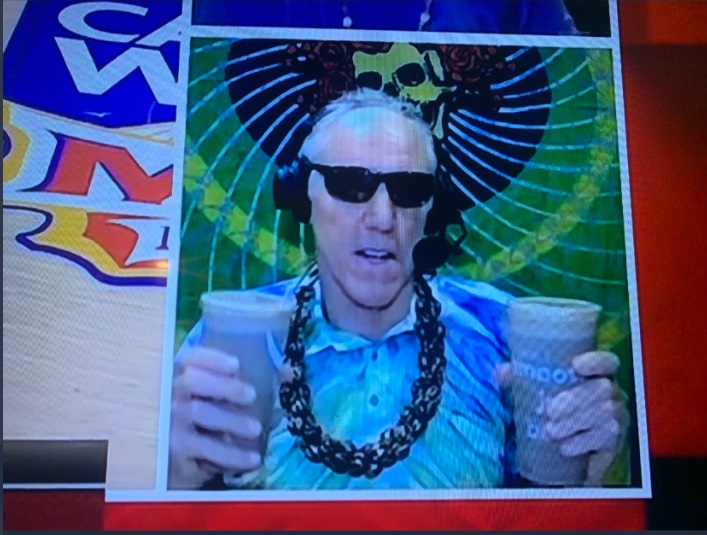 PHOTO Bill Walton Holding Two Iced Coffees