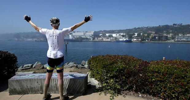 PHOTO Bill Walton In Cycling Gear Along The Cost Holding His Hands Up In Pure Bliss