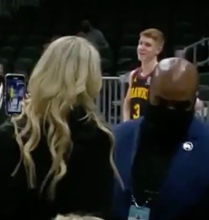 PHOTO Hawks Player Kevin Huerter Cracking Up Over Courtside Karen Getting Kicked Out Of Game By Security