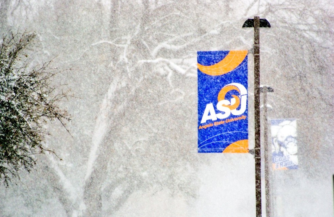 PHOTO Huge Flurries Coming Down At Angelo State University