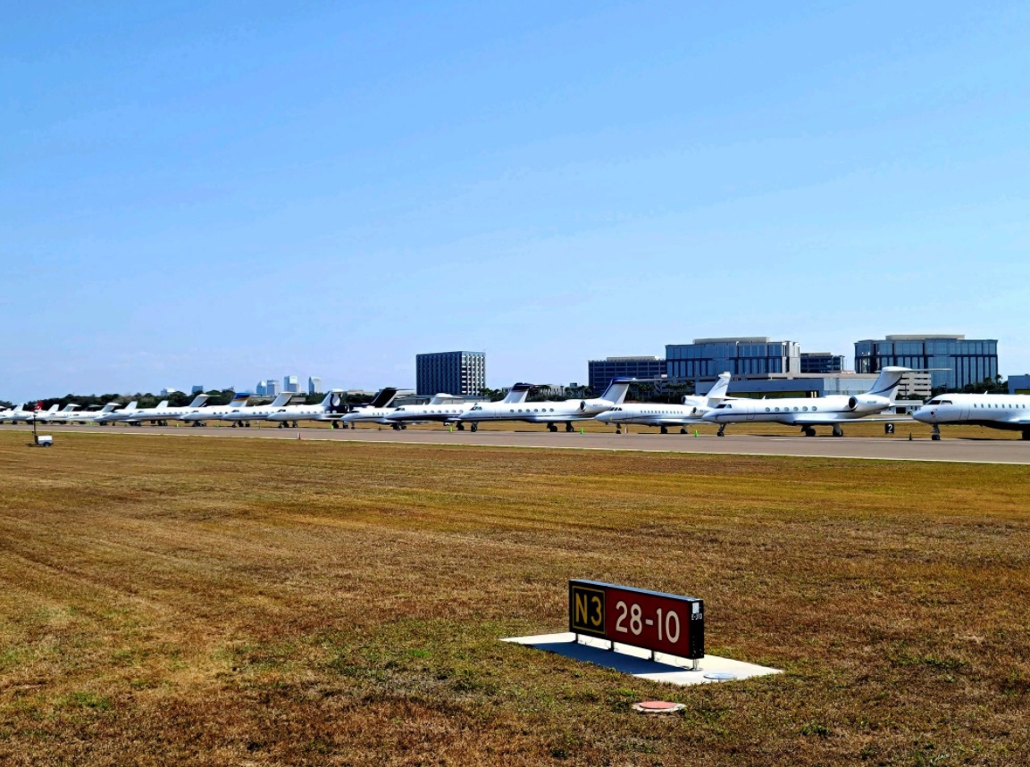 PHOTO New England Patriots Team Private Jet At Tampa International For The Super Bowl