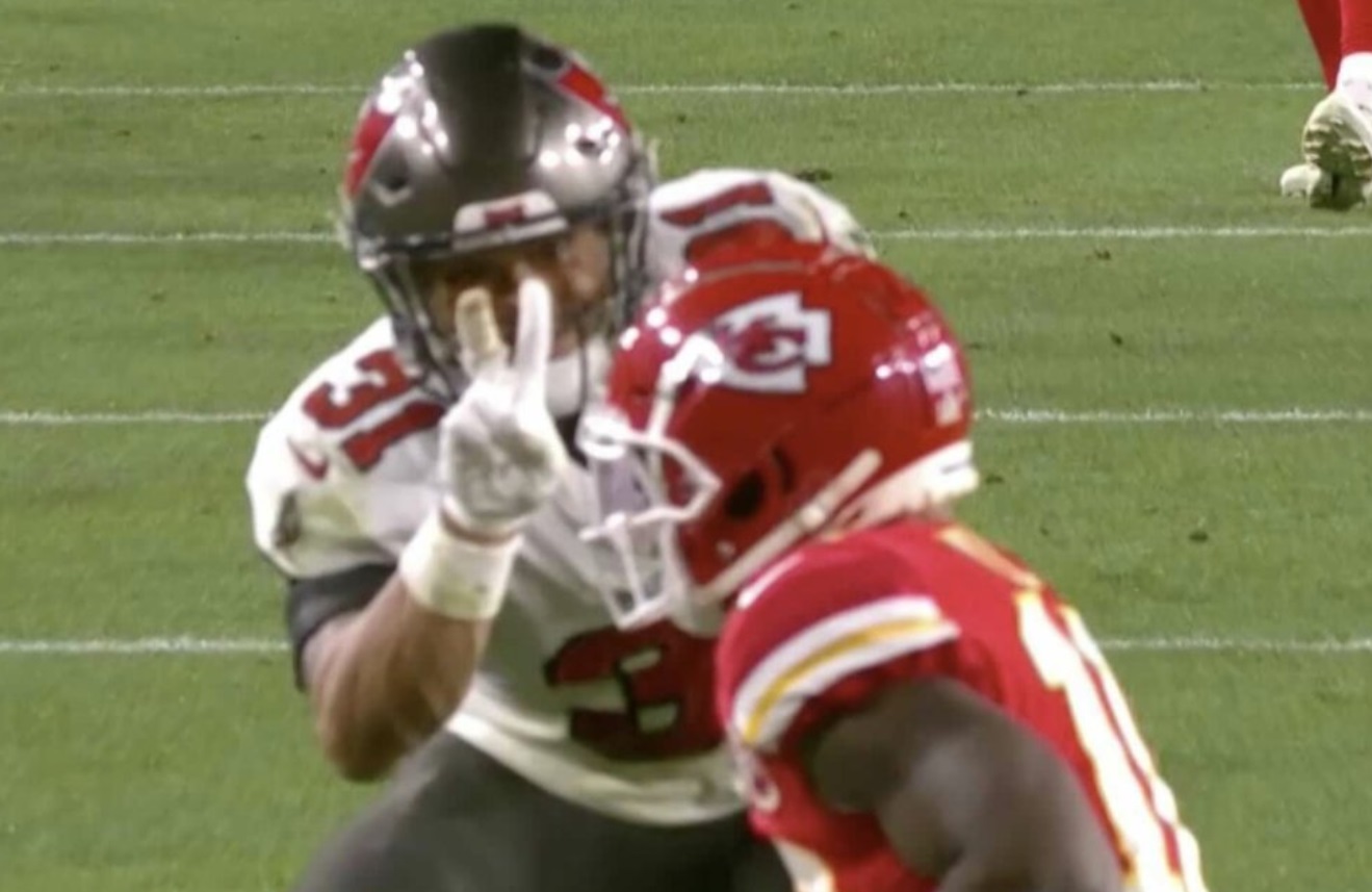 PHOTO Priceless Shot Of Antoine Winfield Jr. Taunting Tyreek By Putting Two Fingers Up