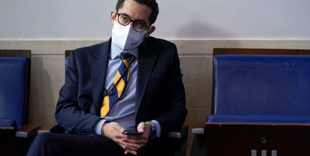 PHOTO TJ Ducklo Looking Like A Nerd In The White House Press Room With Very Large Oversized Glasses