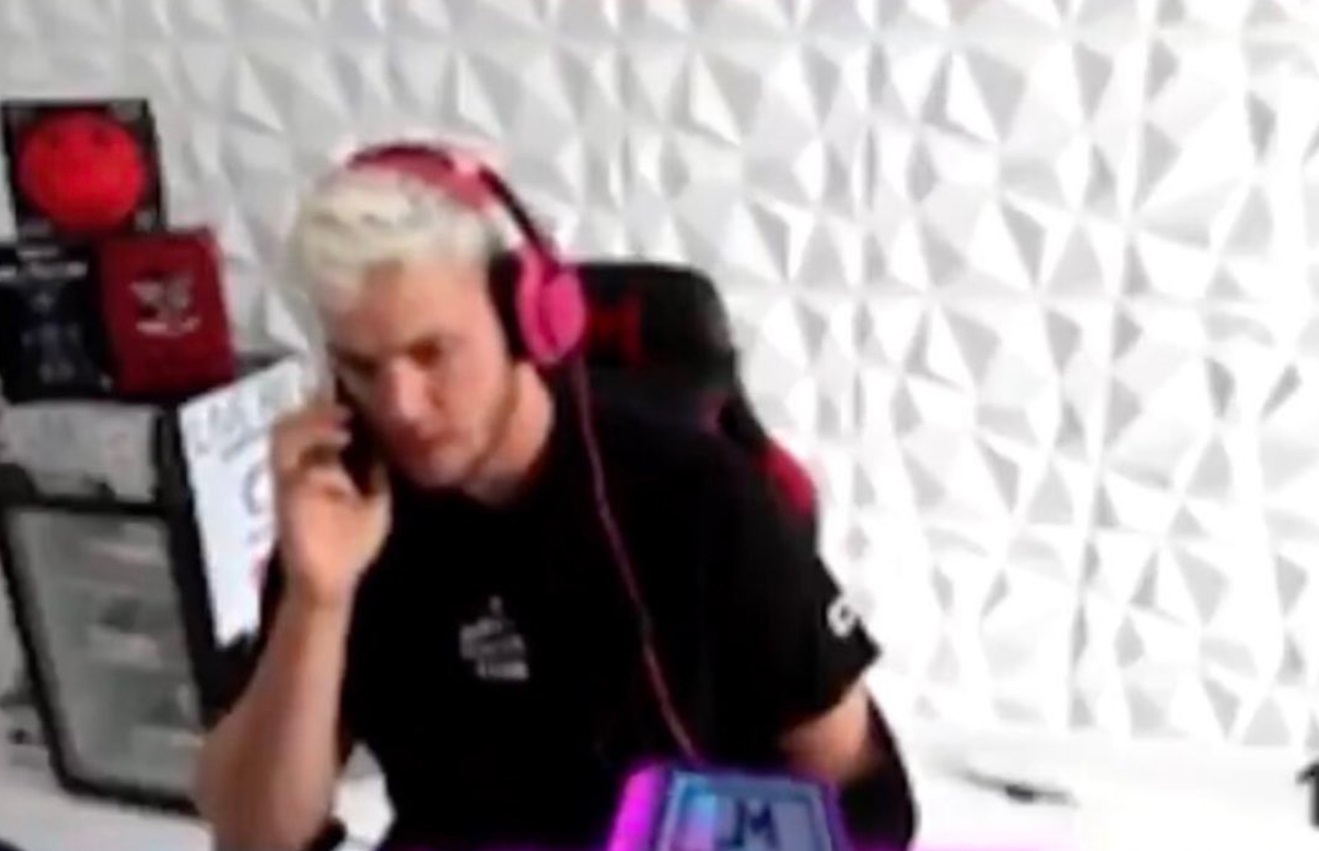 PHOTO Meyers Leonard On The Phone While Streaming Live On Twitch