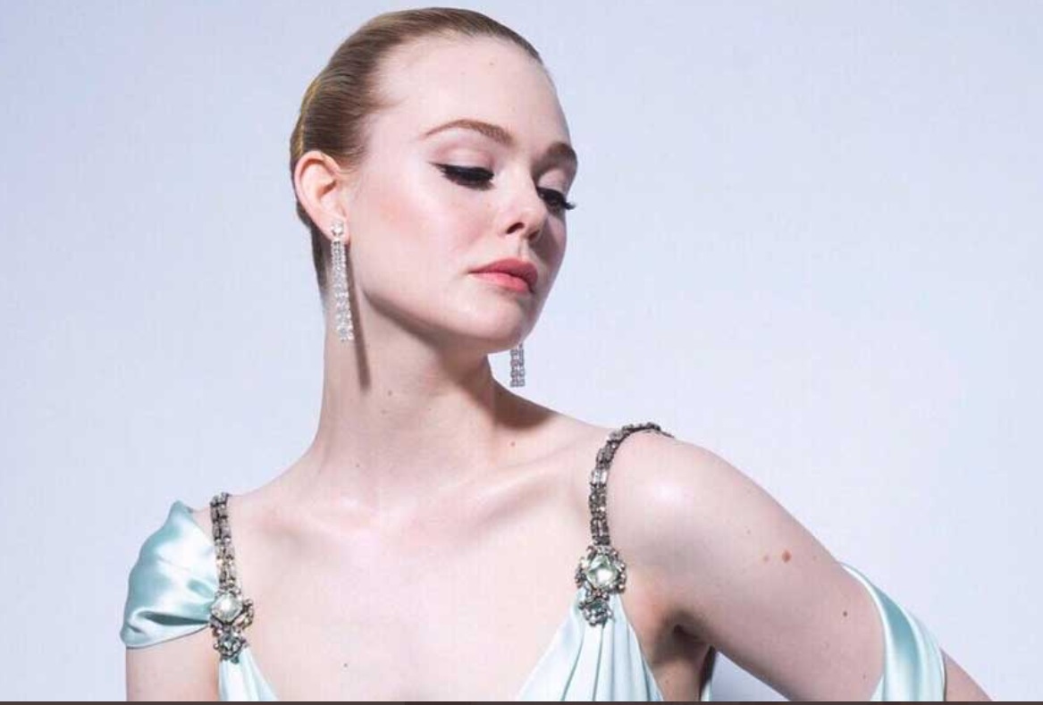 PHOTO Elle Fanning Has The Palest Skin
