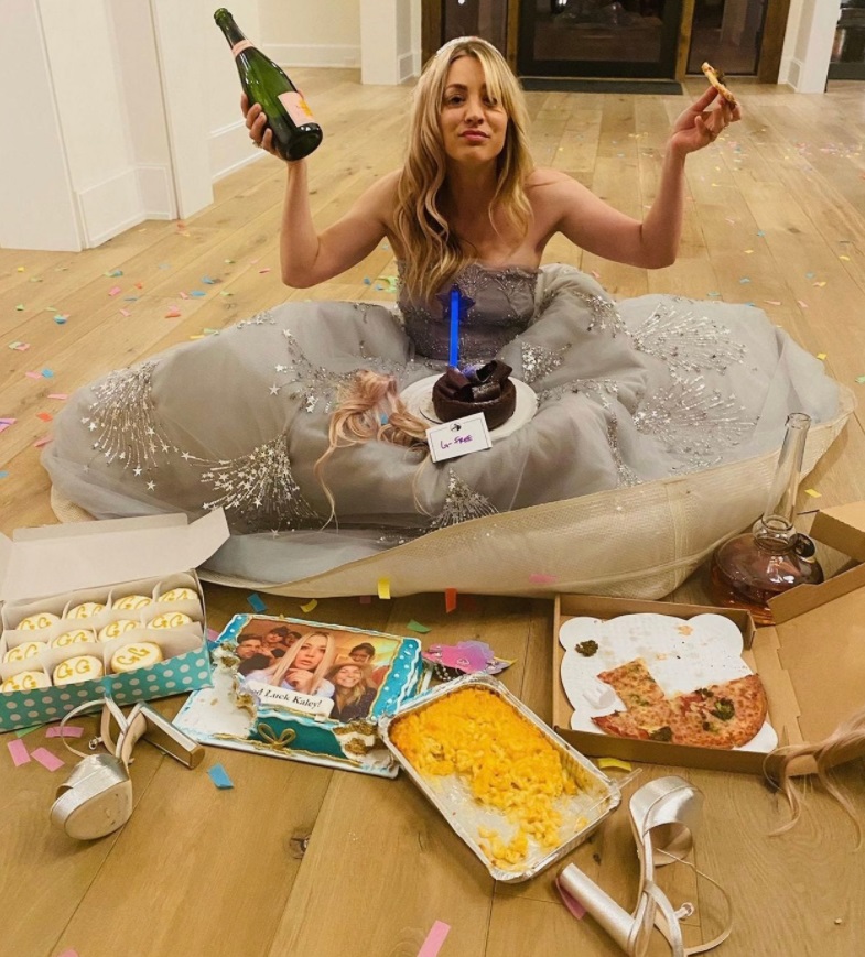 PHOTO Kaley Cuoco Celebrated Golden Globes Loss With Champagne Pizza Mac And Cheese And Cupcakes By Herself