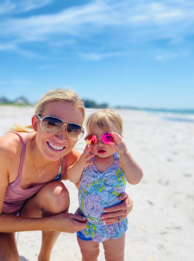 PHOTO Kayleigh McEnany On The Beach In Bikini With Her Daughter Saturday In Florida