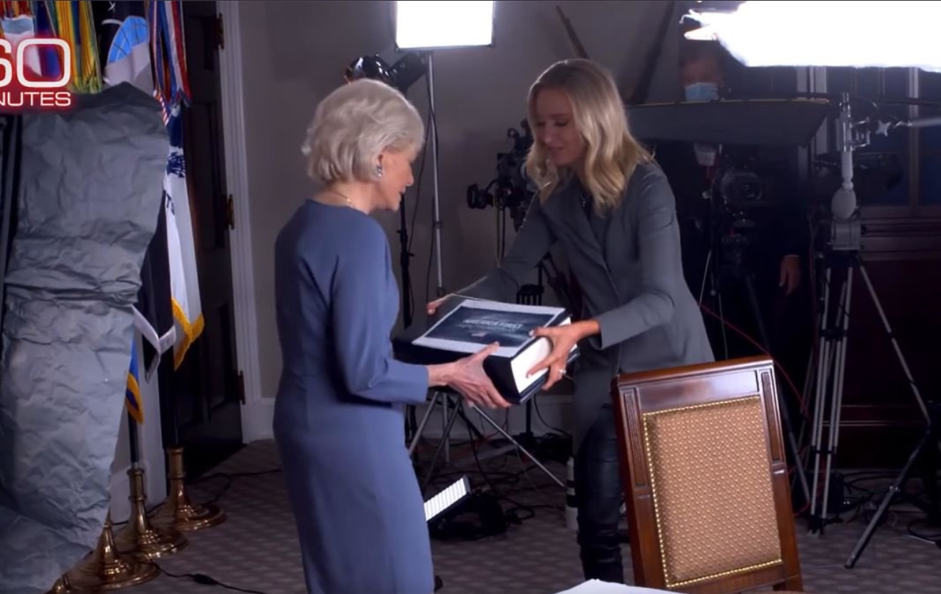 PHOTO Kayleigh McEnany Sharing Her Old Press Secretary Binder With 60 Minutes