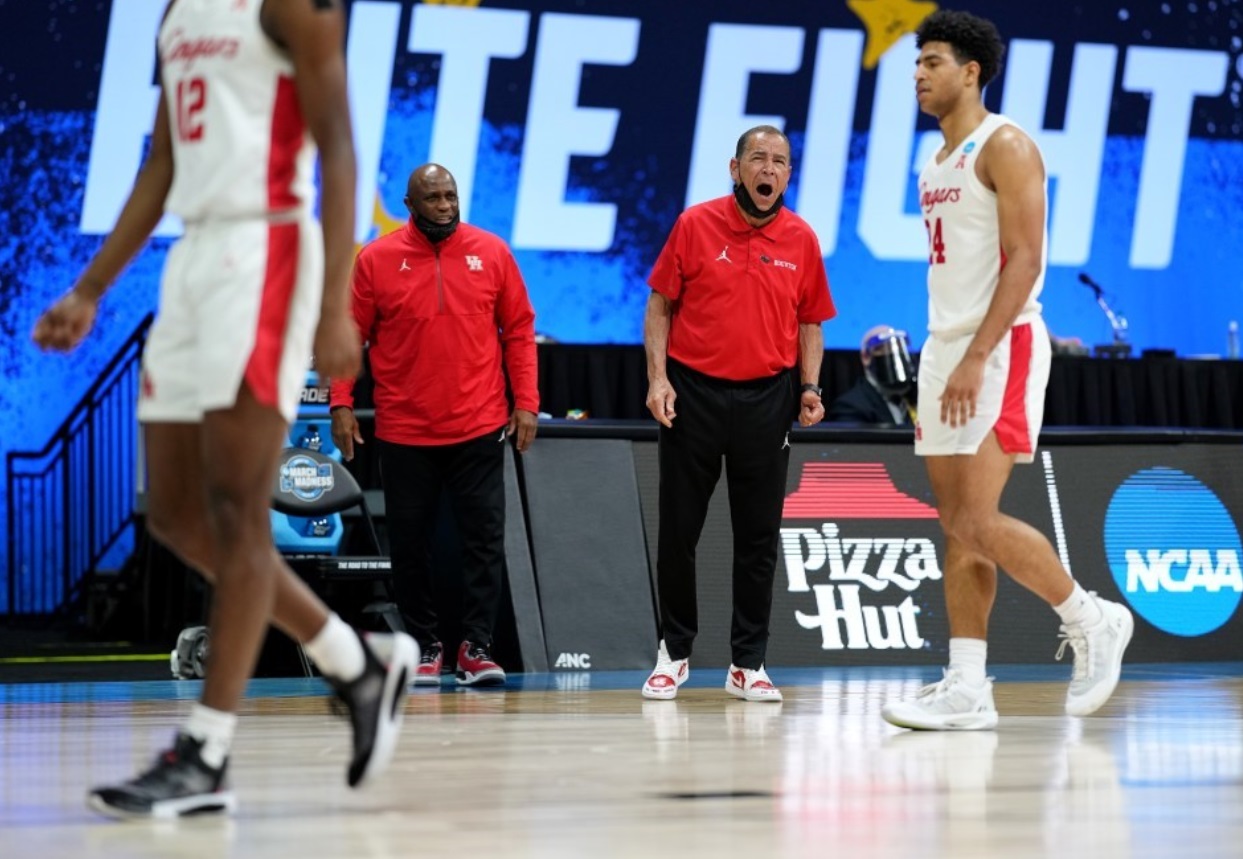 PHOTO Kelvin Sampson Really Yelling At One Of His Players