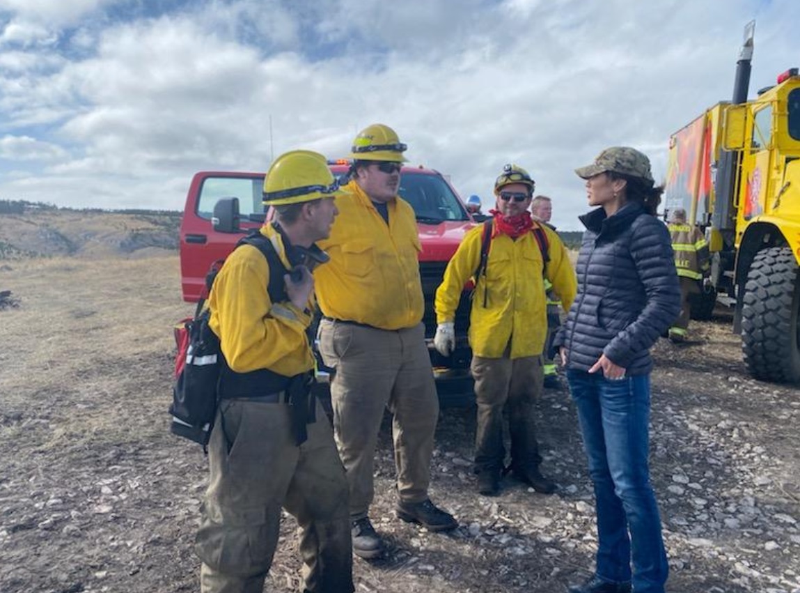 PHOTO Kristi Noem Dressed Like A Western Cowboy Speaking To Firefighters